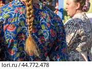 Женщины в русских национальных нарядах на празднике в городе Москве, Россия. Редакционное фото, фотограф Николай Винокуров / Фотобанк Лори