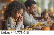 Family saying grace before festive thanksgiving meal at home. Стоковое AI-видео, аниматор Юрий Поздников / Фотобанк Лори