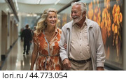 Happy senior couple walking through the mall holding each other. Стоковое AI-видео, аниматор Юрий Поздников / Фотобанк Лори
