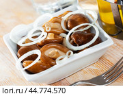 Pickled shiitake mushrooms with onion. Стоковое фото, фотограф Яков Филимонов / Фотобанк Лори
