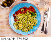 Spinach tortellini with vegetable sauce and grated cheese. Стоковое фото, фотограф Яков Филимонов / Фотобанк Лори