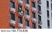 Industrial mountaineers working at height install window panels. High rise work. Стоковое видео, видеограф Светлана Ельцова / Фотобанк Лори
