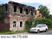 Старинный сгоревший дом в Астрахани. Старая проводка, не выключенный на ночь газ, неумелое обращение с огнем - вот неполный перечень причин, по которым исчезает наше культурное наследие. Но главная причина в том, что в этих домах до сих пор живут потомки ( внуки- правнуки ) тех людей, кто в первые годы Советской власти вселялся нахаляву в такие вот добротные дома, и устраивал там коммуналки. Как фотограф , я всегда много ходил по старому городу с Советских времен, заходил в старые дворы, видел обстановку, не адекватных местных спившихся, постоянно ругающихся матом людей, и это все я наблюдал десятилетиями. Позже стали появляться еше и наркоманы... Как при обильном наличии такого вот контингента может не воспламениться дом ? Не могут в старом городе так часто гореть старинные многоквартирные  дома, если в них живут нормальные люди, а дома продолжают гореть, и других причин, почему периодически происходят возгорания я не вижу. Виной всему этот дьявольский 1917 год... (2018 год). Редакционное фото, фотограф Павел Просянов / Фотобанк Лори
