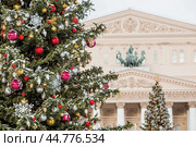 Beautiful festive decorations on the Christmas tree. Close-up. Beautiful Christmas background. The concept of decorations and decor for the new year. New Year's Card 2025 (2024 год). Стоковое фото, фотограф Photojuli / Фотобанк Лори