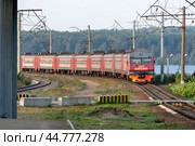 Электропоезд ЭД4М 0424 «Карелия» отъехал от остановочного пункта Кавголово в сторону Сосново. Справа Курголовское озеро во Всеволожском районе Ленинградской области. (2024 год). Редакционное фото, фотограф Румянцева Наталия / Фотобанк Лори