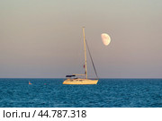 Морская яхта на закате и Луна на заднем фоне. Стоковое фото, фотограф Свитич Олег / Фотобанк Лори