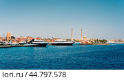 many ships in the Hkrgada Marina in the Red Sea (2021 год). Стоковое фото, фотограф Артем Курутин / Фотобанк Лори
