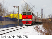 Тепловоз 2ТЭ116-417 с пассажирским поездом на перегоне Шарташ - Уктус, город Екатеринбург, Свердловская область (2018 год). Редакционное фото, фотограф Алексей Иванов / Фотобанк Лори