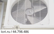 air conditioner fan close-up. Operation of the external air conditioner unit in hot weather. Стоковая анимация, аниматор Скрипачев Антон / Фотобанк Лори