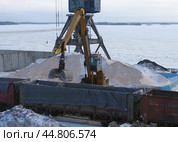 Погрузка сыпучего груза в железнодорожные полувагоны, грузовой порт Выборг, Ленинградская область (2019 год). Редакционное фото, фотограф Алексей Иванов / Фотобанк Лори