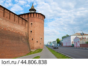 Старинная Грановитая башня в городском пейзаже  июньским утром. Коломенский кремль (2023 год). Редакционное фото, фотограф Виктор Карасев / Фотобанк Лори