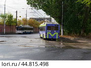 Троллейбусы, маршрут номер 9 на конечной остановке Нижний посёлок.. Волгоград, Тракторозаводский район, Россия. (2023 год). Редакционное фото, фотограф Андрей Цыганков / Фотобанк Лори