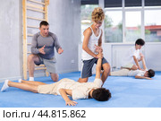 Teens practicing armlock in training bout during self defence course. Стоковое фото, фотограф Яков Филимонов / Фотобанк Лори