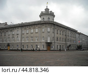 Здание Черниговской областной администрации в центре города Чернигов, Украина. Пасмурный весенний день. Редакционное фото, фотограф Александр Кузнецов / Фотобанк Лори