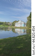 TSARSKOE SELO, PUSHKIN, SAINT-PETERSBURG, RUSSIA - SEPTEMBER 15, 2024: Vertical video of beautiful Grotto Pavilion (1756) on the banks of the Great Pond on a sunny summer day. State Museum-Reserve. Редакционное видео, видеограф Виктория Катьянова / Фотобанк Лори