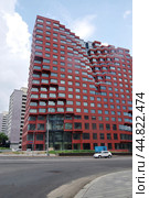 Жилой комплекс (ЖК) RED7 на проспекте Сахарова в Москве (2024 год). Редакционное фото, фотограф Илюхина Наталья / Фотобанк Лори