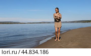 Фото-позирование - молодая красивая фотомодель показывает как нужно правильно позировать на пляже. Стоковое видео, видеограф Андрей Аркуша / Фотобанк Лори