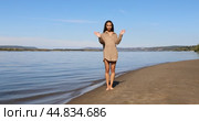 Фото-позирование - молодая красивая фотомодель показывает как нужно правильно позировать на пляже. Стоковое видео, видеограф Андрей Аркуша / Фотобанк Лори