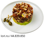 Tartare is dish of pieces of raw tuna and avocado cubes, seasoned with soy and Worcestershire sauce. Стоковое фото, фотограф Яков Филимонов / Фотобанк Лори
