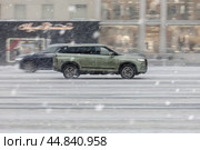 Jaecoo J7 SUV car on the city road during blizzard. Fast moving vehicle on winter streets. Compliance with speed limits on the road. Редакционное фото, фотограф Константин Григорьев / Фотобанк Лори