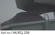 Asphalt laying, road mixture, road equipment, bitumen укладка асфальта, смесь для дороги, дорожная техника, битум. Стоковое видео, видеограф Опока Алексей / Фотобанк Лори