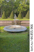 PETERGOF, SAINT PETERSBURG, RUSSIA- September 17, 2024: Vertical video of beautiful landscape of Lower park of Peterhof with Sea Canal, small fountain and green trees on summer sunny day. Редакционное видео, видеограф Виктория Катьянова / Фотобанк Лори