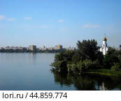 Храм святителя Николай на Монастырском острове в центре города Днепра (Днепропетровск), Украина. Солнечный летний день (2009 год). Стоковое фото, фотограф Александр Кузнецов / Фотобанк Лори