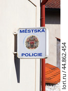 Вывеска "Mestske policie" с гербом города на здании городской полиции в г. Прага, Чехия (2019 год). Редакционное фото, фотограф Ekaterina M / Фотобанк Лори