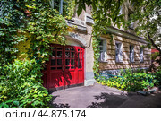Район Хитровка, Доходный дом Ивановых, Хитровский переулок, Хитровская площадь, Москва (2023 год). Стоковое фото, фотограф Baturina Yuliya / Фотобанк Лори