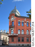 Stenbock-Fermor mansion on Makarova Embankment. This historic building hosted many musical evenings and balls. Saint Petersburg, Russia (2024 год). Редакционное фото, фотограф Валерия Попова / Фотобанк Лори
