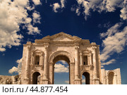 Arch of Hadrian in Gerasa (Jerash), Jordan. Against the background of a beautiful sky with clouds (2016 год). Стоковое фото, фотограф Владимир Журавлев / Фотобанк Лори