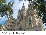 Высотное здание на Кудринской площади, вид снизу (2024 год). Редакционное фото, фотограф MК / Фотобанк Лори