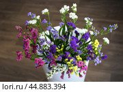 Bouquet of multicolored flowers in a vase (Limonium sinuatum, Statice sinuata) on a green background. Стоковое фото, фотограф Ирина Вершинская / Фотобанк Лори