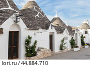 Street in Alberobello, the city of trulli. Puglia, Italy (2019 год). Стоковое фото, фотограф Лариса Гордеева / Фотобанк Лори