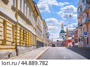 Район Хитровка, Петропавловский переулок, Храм-колокольня в память Усекновения главы Иоанна Предтечи, Москва (2023 год). Стоковое фото, фотограф Baturina Yuliya / Фотобанк Лори