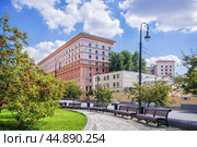 Район Хитровка,  Исторические плиты, Хитровская площадь, Москва (2023 год). Стоковое фото, фотограф Baturina Yuliya / Фотобанк Лори