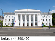 Здание парламента Кабардино-Балкарской Республики солнечным июньским днем. Нальчик (2023 год). Стоковое фото, фотограф Виктор Карасев / Фотобанк Лори