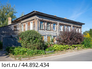 Старый деревянный дом в историческом центре города Мурома (2024 год). Стоковое фото, фотограф Анна Карасева / Фотобанк Лори