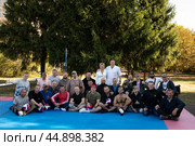 Военные, участники СВО, находящиеся в госпитале, на общей фотографии после игры в волейбол. Редакционное фото, фотограф Дмитрий Неумоин / Фотобанк Лори