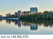 Residential buildings and embankment of town Krasnokamsk, Russia. View from Kama River at sunset (2024 год). Стоковое фото, фотограф Ирина Кононова / Фотобанк Лори