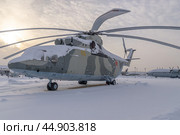 Большой военный вертолет на зимнем поле. Винтокрылый летательный аппарат для вертикального взлета и посадки. Большие вертолетные винты. Вертолеты и суровые погодные условия зимой. Стоковое фото, фотограф Эдуард Белкин / Фотобанк Лори