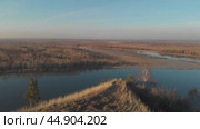 Mesmerizing scenic overlook showcasing a winding river and a vibrant autumn landscape. Стоковое видео, видеограф Jan Jack Russo Media / Фотобанк Лори