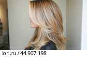 Blonde woman smiling with long healthy hair side view. Стоковое AI-изображение, AI-художник Юрий Поздников / Фотобанк Лори