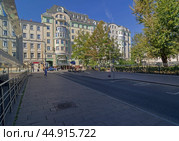 Новый дом, выдержанный в стиле старых арбатских домов, стоящий вплотную с домом графа Бреверн-де-ля-Гарди. Угол Большой Молчановки и Трубниковского переулка, Мщсква. Солнечный день в середине сентября. Редакционное фото, фотограф Сергей Рыбин / Фотобанк Лори