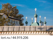 Russia, Pereslavl-Zalessky. St. Nicholas Monastery, Godenovsky Cross, St. Nicholas Cathedral on the summer day. The Forerunner Church. Стоковое фото, фотограф Photojuli / Фотобанк Лори