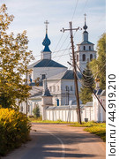 Russia, Pereslavl-Zalessky. St. Nicholas Monastery, Godenovsky Cross, St. Nicholas Cathedral on the summer day. The Forerunner Church. Стоковое фото, фотограф Photojuli / Фотобанк Лори