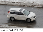 Car Honda CR-V driving fast on winter snowy city street with blurred background. Редакционное фото, фотограф Константин Григорьев / Фотобанк Лори