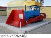 Гусеничный сельскохозяйственный трактор ПТЗ ДТ-75М "Казахстан". Музейный комплекс гражданской и военной техники УГМК, Верхняя Пышма (2024 год). Редакционное фото, фотограф Алексей Иванов / Фотобанк Лори