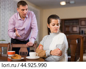 Irritated young spouses quarrelling in home interio. Стоковое фото, фотограф Яков Филимонов / Фотобанк Лори