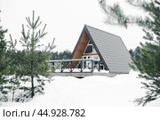 A country house in nature in winter. Rest in an ecologically clean place in winter. Glamping in nature. Стоковое фото, фотограф Анна Маркина / Фотобанк Лори